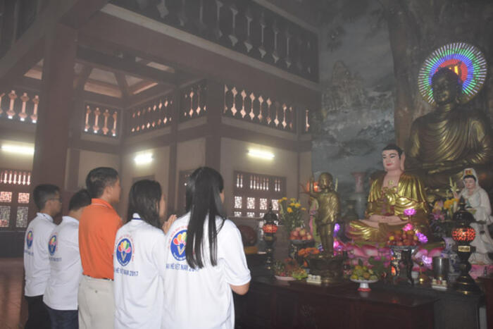 Thành kính dâng hương tại chùa Phật Lớn