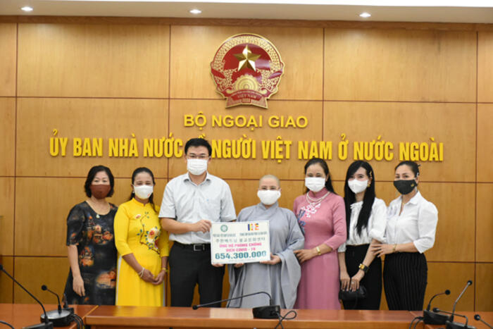 Thứ trưởng Phạm Quang Hiệu tiếp nhận ủng hộ của Trung tâm Văn hóa Phật giáo Việt Nam tại Hàn Quốc