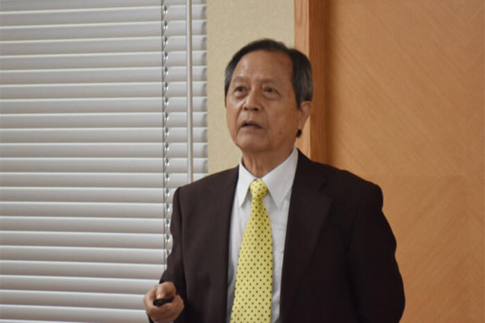 Giáo sư Đặng Lương Mô phát biểu