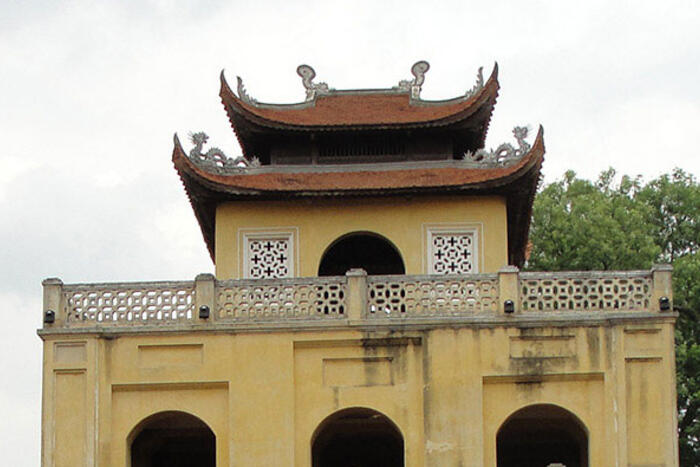 Tầng lầu thứ hai có hệ thống cửa phía trong và phía ngoài phong phú, chia tầng lầu thành nhiều khoang nhỏ. Trước đây, tầng lầu này có mái xếp chéo rất duyên dáng, làm nổi bật hai tầng mái cong bên trên