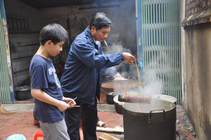 Trẻ nhỏ theo người lớn khám phá các công đoạn làm bánh, luộc bánh chưng