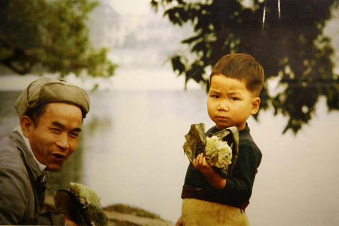 Bức ảnh hai cha con bên bờ hồ Hoàn Kiếm