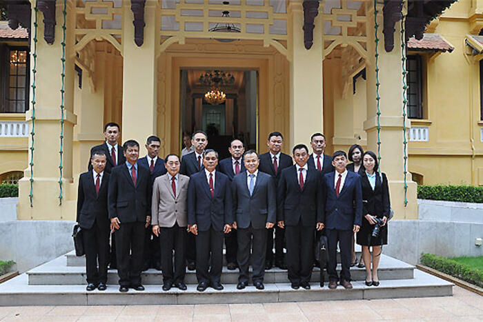 Thứ trưởng Vũ Hồng Nam chụp ảnh lưu niệm cùng Đoàn cơ quan Biên phòng Thái Lan