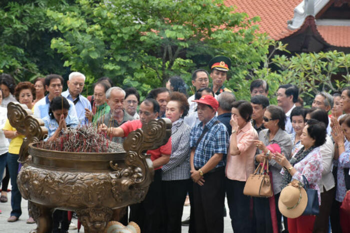 Đoàn đại biểu kiều bào thắp hương tại Di tích Đá Chông - K9