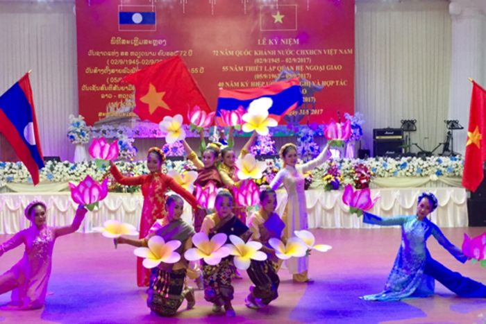 Tiết mục hát múa tình Việt - Lào do các nghệ sỹ của Đoàn ca múa Dân tộc tỉnh Savannakhet và bà con kiều bào biểu diễn