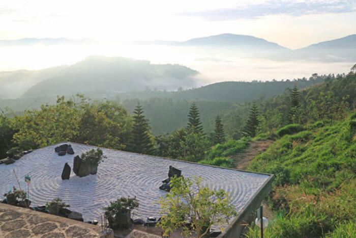 Một góc sân chùa Linh Quy Pháp Ấn giữa mây mù và đồi núi trập trùng (Ảnh: Phan Huy)