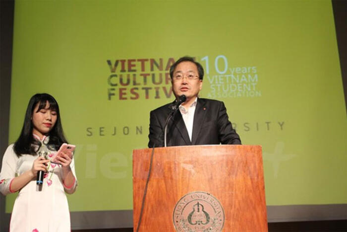 Giáo sư Kim Seong Eok phát biểu. (Ảnh: Vietnam+)