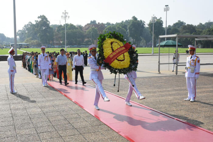 Đoàn đặt vòng hoa kính cẩn viếng Chủ tịch Hồ Chí Minh