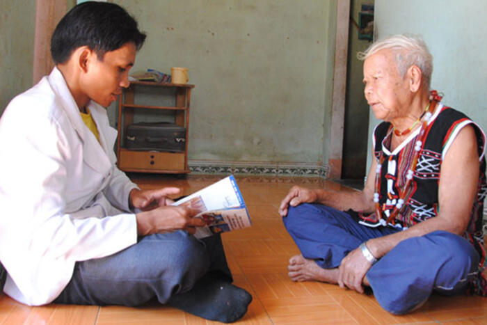 Cụ già người Cơ Tu đang bàn việc truyền dạy nói lý, hát lý với cán bộ xã