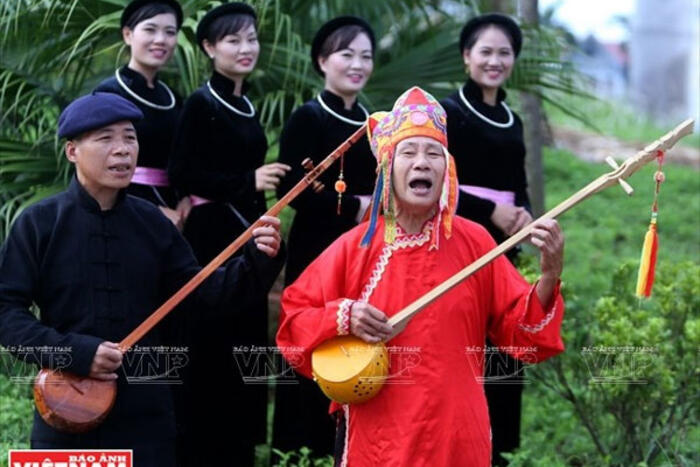 Nghệ nhân Hà Thuấn cùng các con cháu trong gia đình biểu diễn hát Then, đàn Tính.