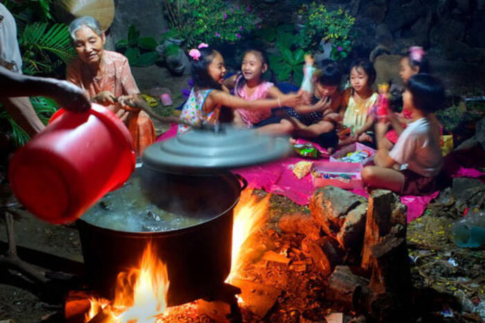 Niềm vui con trẻ khi được quây quần, sưởi ấm bên nồi bánh chưng Tết. Ảnh minh họa