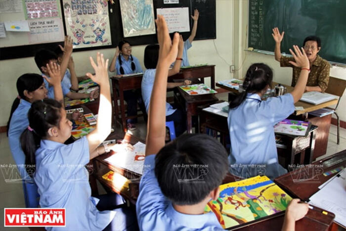Lớp học hăng say phát biểu trong giờ học của cô Ngời