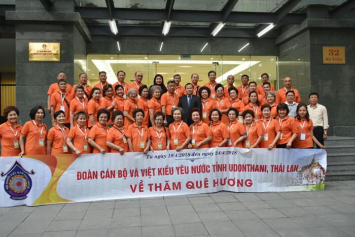 Đoàn chụp ảnh kỷ niệm trước Ủy ban Nhà nước về Người Việt Nam ở nước ngoài