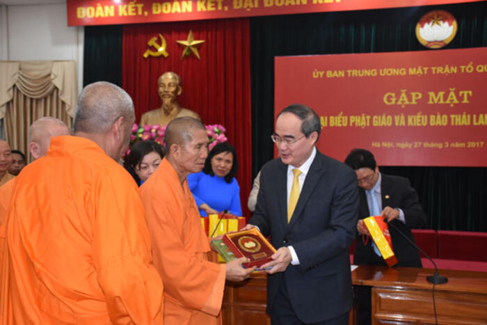 Chủ tịch Nguyễn Thiện Nhân tặng quà lưu niệm cho các hòa thượng