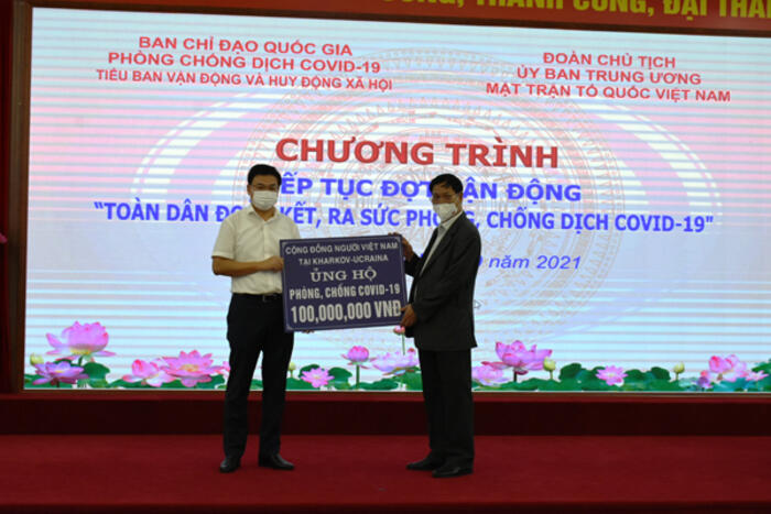 Thứ trưởng Phạm Quang Hiệu thay mặt cộng đồng người Việt tại Kharkov, Ucraina trao tiền ủng hộ cho Mặt trận Tổ quốc Việt Nam