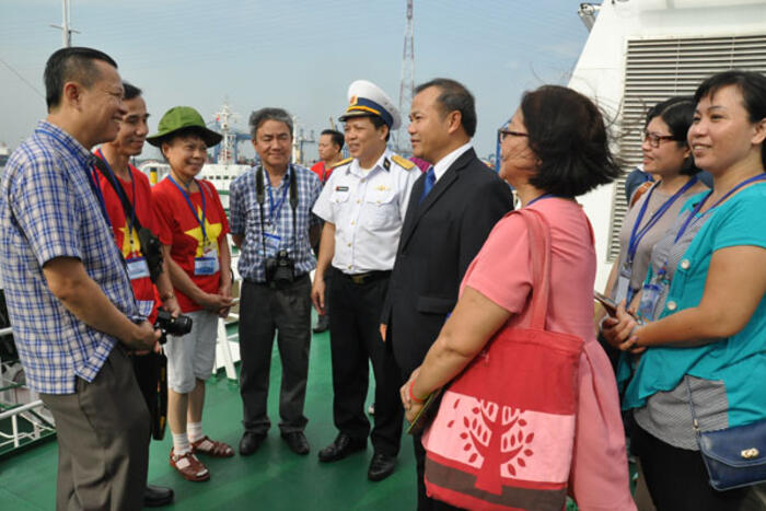 Thứ trưởng Vũ Hồng Nam thăm hỏi, trò chuyện với bà con kiều bào trên tàu