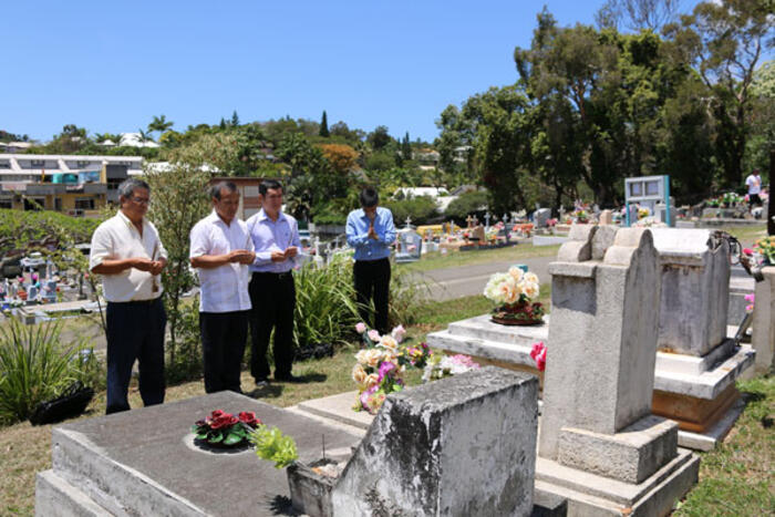 Đoàn công tác dâng hương tại mộ cụ Nguyen Thuan Long