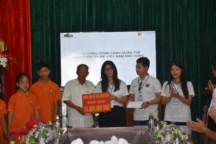 Trao tặng tiền ủng hộ cho Quỹ Vì nạn nhân chất độc da cam tỉnh Quảng Nam