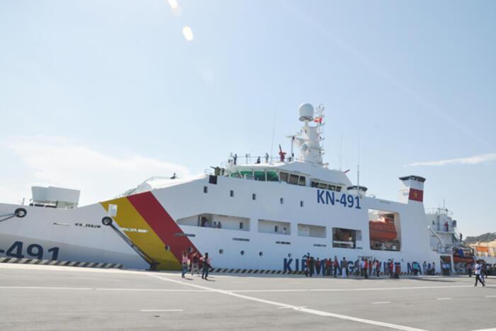 Con tàu kiểm ngư KN 491 đưa Đoàn công tác số 10 ra thăm quân và dân huyện đảo Trường Sa và Nhà giàn DK 1