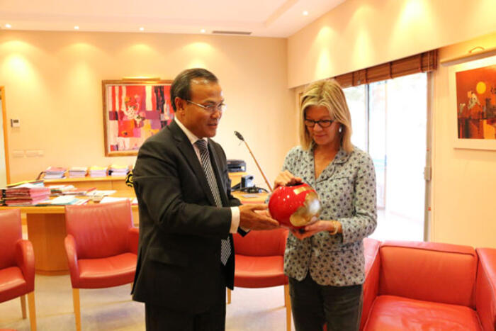 Thứ trưởng Vũ Hồng Nam tặng quà bà Sonia Lagard