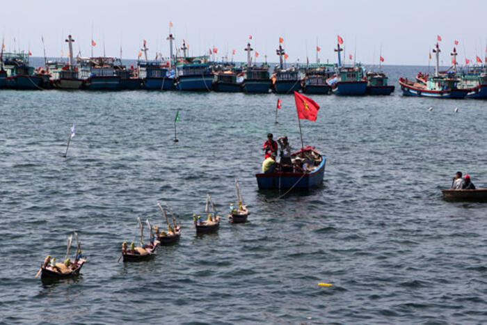 Nghi lễ thả thuyền câu và hình nhân thế mạng xuống biển là nghi thức quan trọng nhất của Lễ khao lề thế lính Hoàng Sa