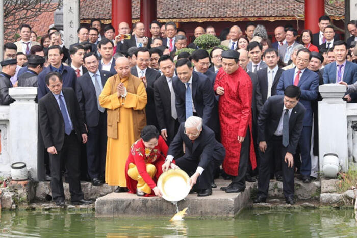 Tổng Bí thư, Chủ tịch nước Nguyễn Phú Trọng cùng Phu nhân và bà con kiều bào làm lễ thả cá chép tại Đền Ngọc Sơn, Hồ Hoàn Kiếm, Hà Nội, tháng 1/2019