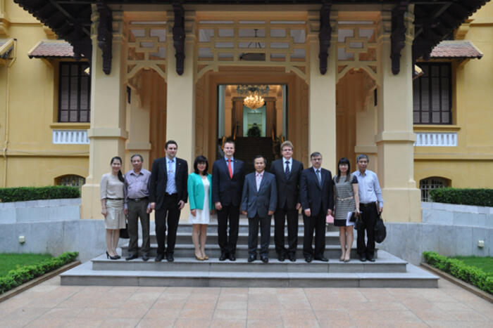 TS Phan Bích Thiện (thứ 4 từ trái qua) chụp ảnh lưu niệm với Thứ trưởng Ngoại giao Vũ Hồng Nam