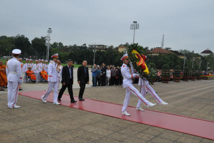 Đoàn kính cẩn dâng vòng hoa viếng Bác