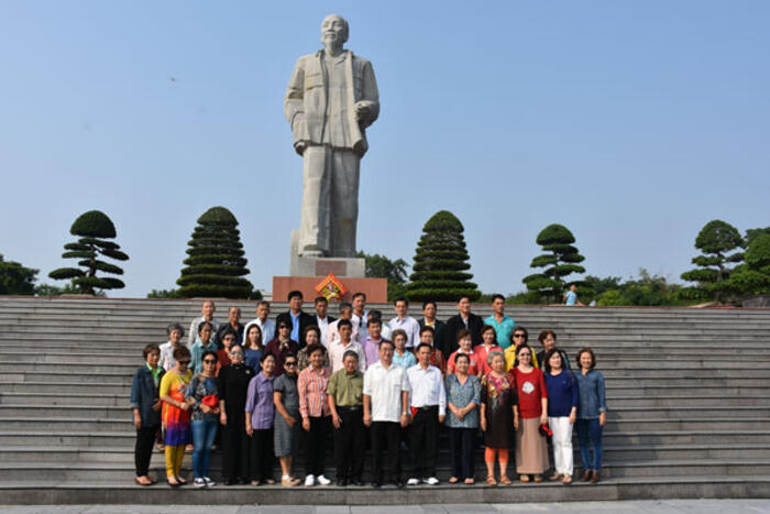 Đoàn chụp ảnh lưu niệm trước tượng đài  Chủ tịch Hồ Chí Minh tại thành phố Vinh
