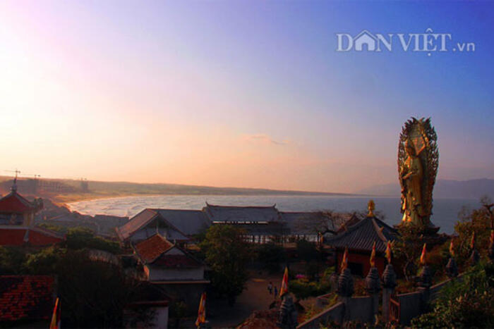 Ngôi chùa nằm cạnh Eo Gió là nơi du khách và người dân thường xuyên lui tới để cầu an