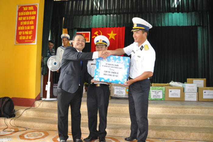 Thứ trưởng Vũ Hồng Nam tặng quà cán bộ chiến sĩ đảo Song Tử Tây