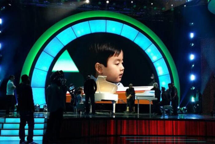 Evan Le trên sân khấu cuộc thi Vstar Kids