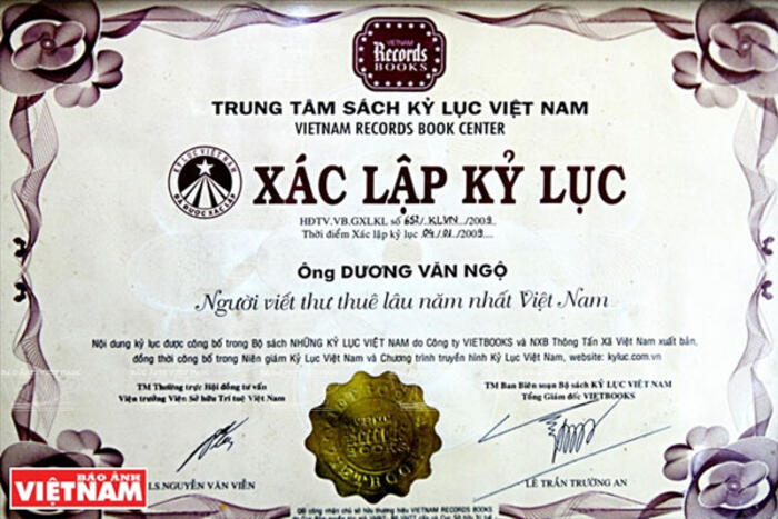 Trung tâm sách kỷ lục Việt Nam xác lập kỷ lục ông Ngộ là “Người viết thư thuê lâu năm nhất Việt Nam”