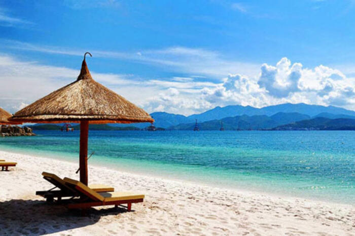 Bãi cát trắng và nước biển trong xanh quyến rũ của Mỹ Khê