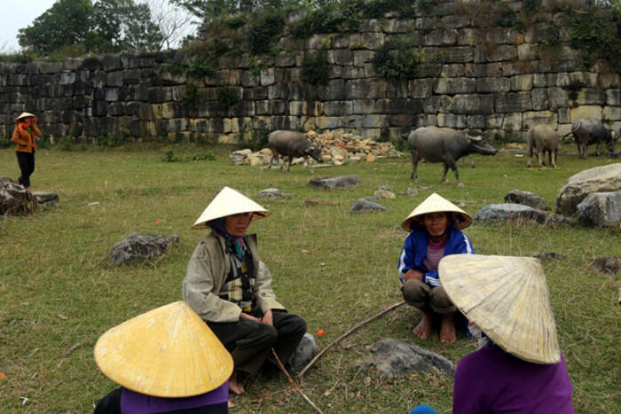 Phóng viên CNN mô tả khi tác nghiệp tại Thành đá Tây Đô mô tả rằng: "... phần của tường thành bị lún xuống hoặc bị cỏ cây trùm lấn - điều không thể tránh khỏi, nhưng như thế lại “tạo cho di tích vẻ huyền bí”. Xung quanh thành là những cánh đồng ngô, lúa và con đường đất trải dài như không hề chịu ảnh hưởng của thời gian...".