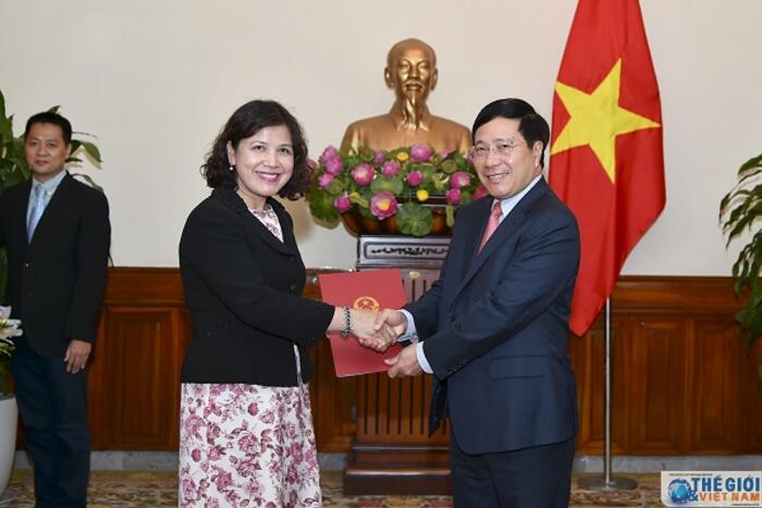 Phó Thủ tướng, Bộ trưởng Ngoại giao Phạm Bình Minh trao Quyết định cho bà Lê Thị Tuyết Mai (Ảnh: Tuấn Anh)
