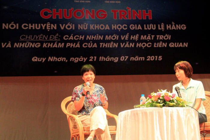 GS Lưu Lệ Hằng nói chuyện cùng sinh viên tại Quy Nhơn