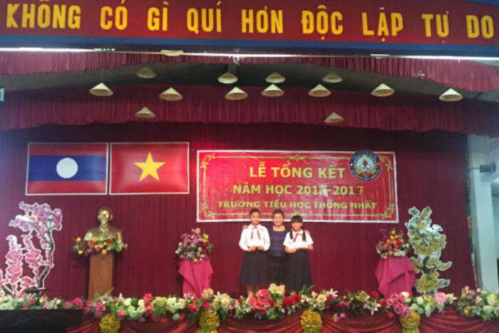 Các cá nhân, tổ chức tặng quà cho các học sinh so thành tích trong học tập