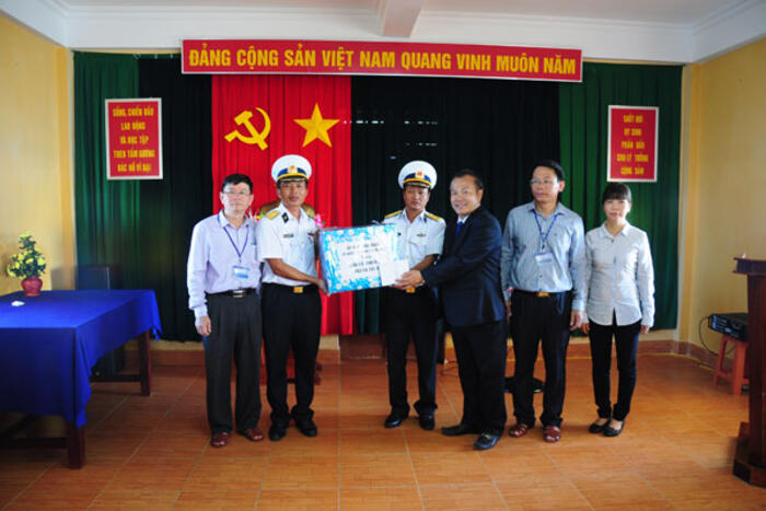 Thứ trưởng Vũ Hồng Nam tặng quà cho cán bộ chiến sĩ đảo Đá Tây