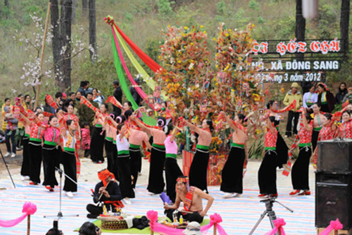 Múa khăn Piêu xung quanh cây nêu