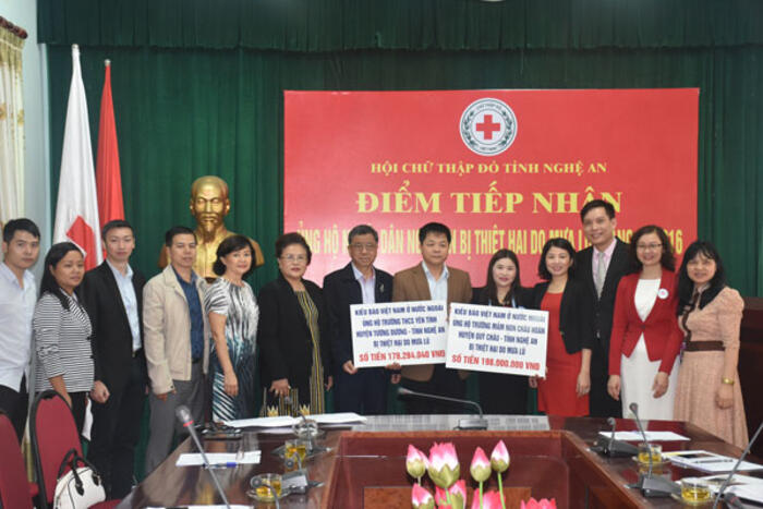 Đoàn trao tặng tiền ủng hộ cho hai trường tại tỉnh Nghệ An