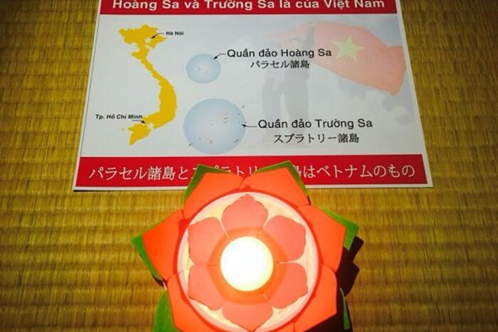 Thắp nến xếp thành hình bản đồ Việt Nam và 02 quần đảo Hoàng Sa, Trường Sa