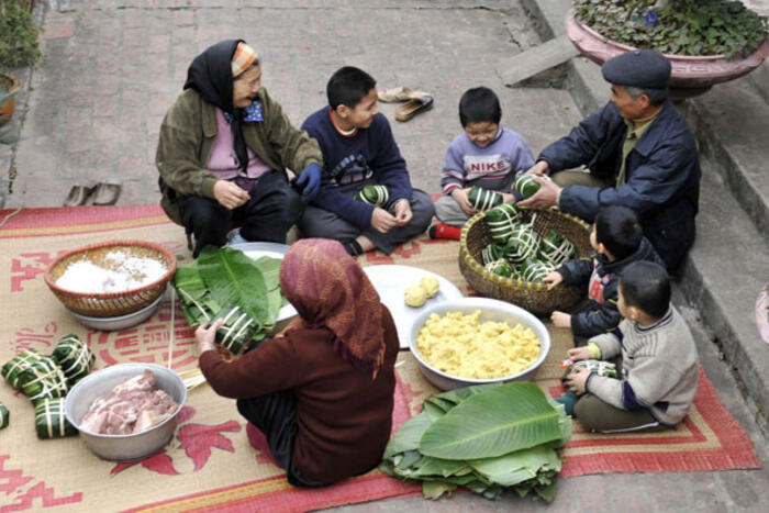 Háo hức gói bánh chưng mỗi khi Tết đến