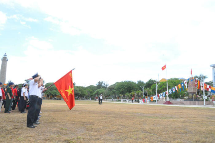 Đoàn công tác thực hiện nghi thức chào cờ trang trọng tại đảo Song Tử Tây