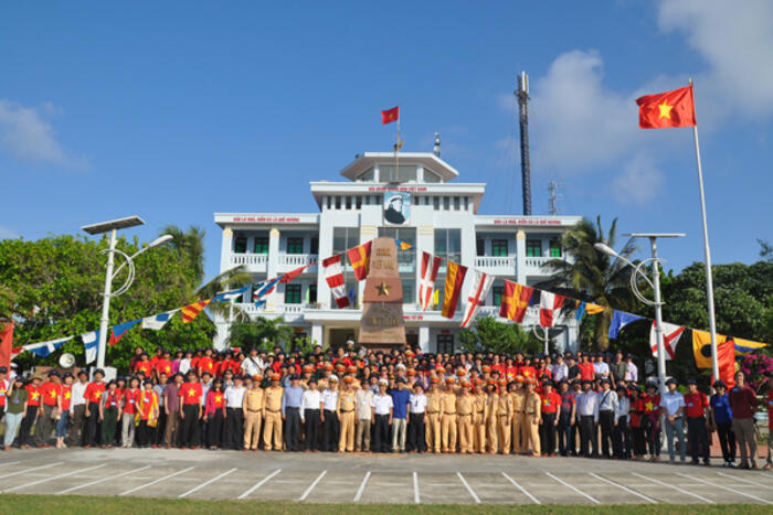 Đoàn công tác số 10 chụp ảnh lưu niệm trước cột mốc chủ quyền trên đảo Song Tử Tây