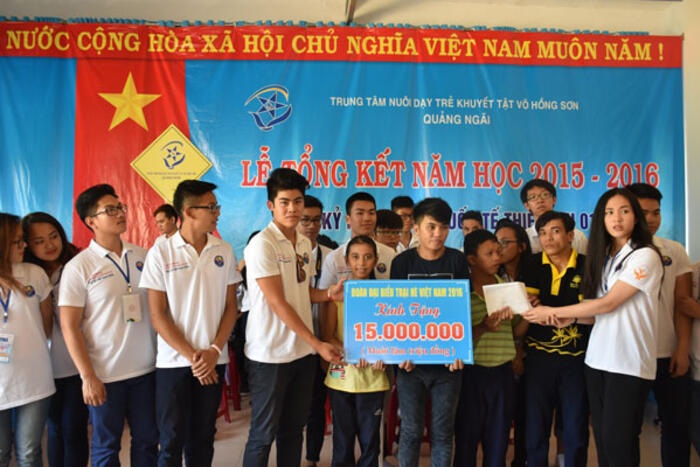 Trao tặng tiền ủng hộ cho Trung tâm khuyết tật Võ Hồng Sơn