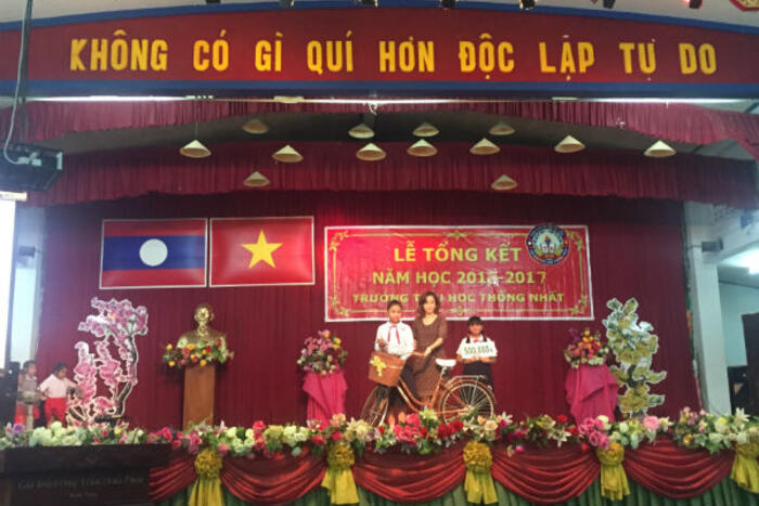 Các cá nhân, tổ chức tặng quà cho các học sinh so thành tích trong học tập