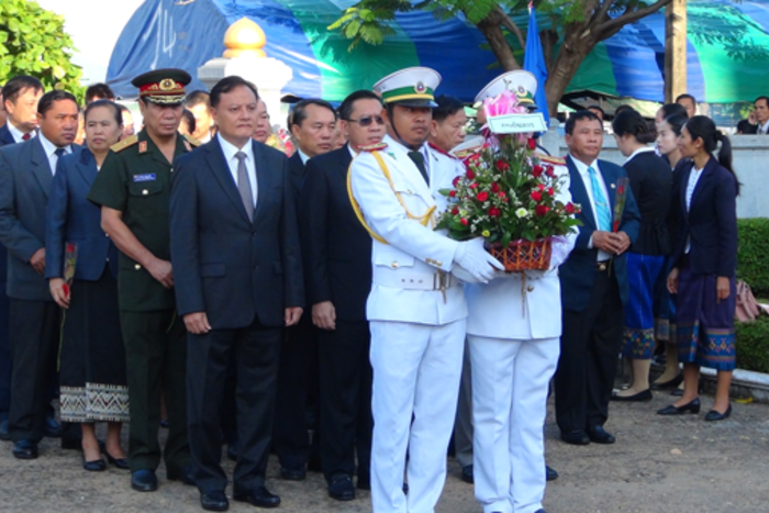 Ông Sẳn-tị-phạp Phôm-vi-hản - Bí thư-Tỉnh trưởng tỉnh Savannakhet dẫn đầu đoàn dâng hoa