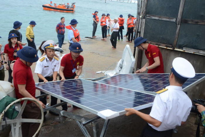 Đoàn kiều bào tại Hàn Quốc tặng máy phát điện năng lượng mặt trời cho đảo Đá Thị