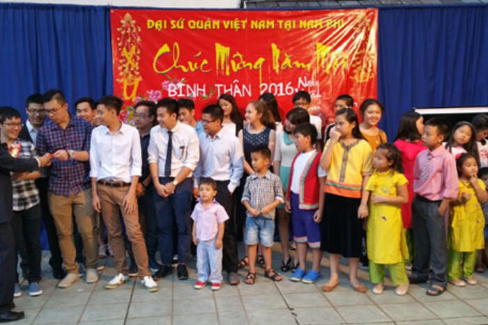 Đại sứ Lê Huy Hoàng trao phần thưởng cho các cháu học sinh